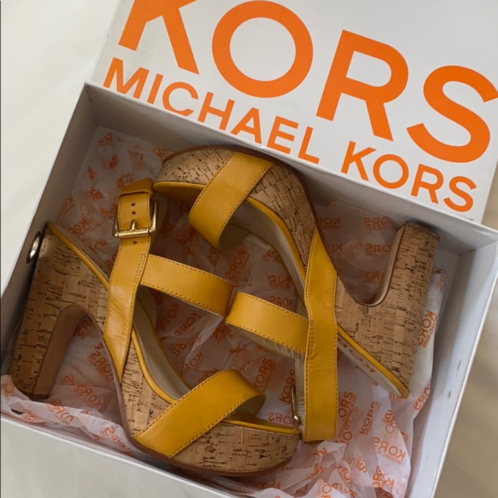 Michael Kors “Dorothy” leather platform shoe